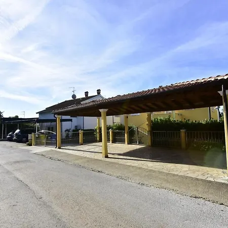 House Anna For Max 13 Persons In Porec, Pet Friendly Guest house