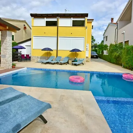 House Anna For Max 13 Persons In Porec, Pet Friendly Guest house Porec