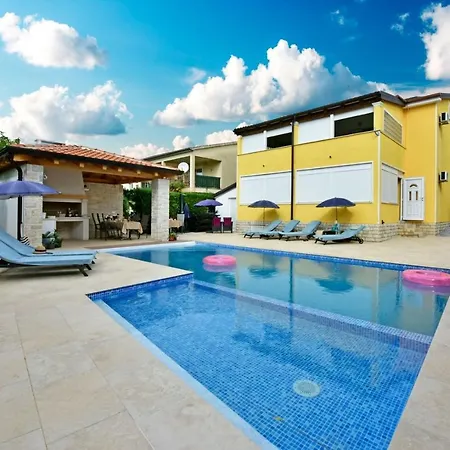 Guest house House Anna For Max 13 Persons In Porec, Pet Friendly