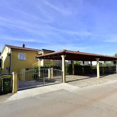 House Anna For Max 13 Persons In Porec, Pet Friendly Guest house *