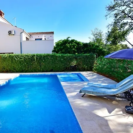 House Anna For Max 13 Persons In Porec, Pet Friendly Guest house *