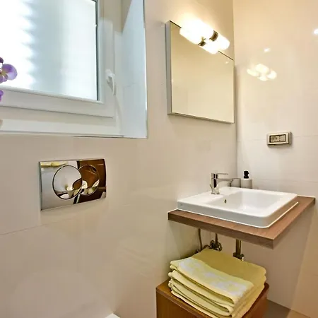House Anna For Max 13 Persons In Porec, Pet Friendly Guest house *
