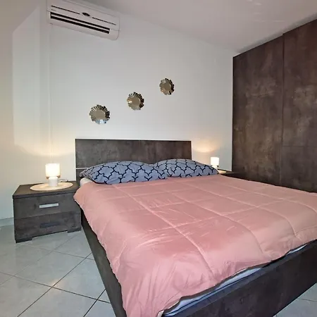 House Anna For Max 13 Persons In Porec, Pet Friendly Guest house