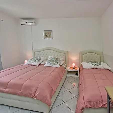 House Anna For Max 13 Persons In Porec, Pet Friendly Guest house