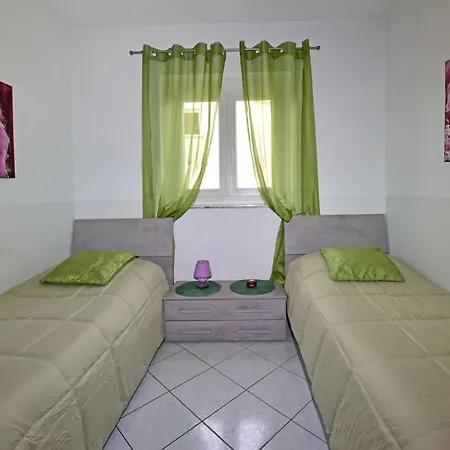 House Anna For Max 13 Persons In Porec, Pet Friendly Guest house