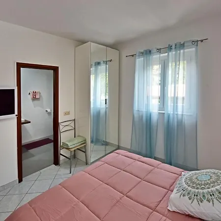 House Anna For Max 13 Persons In Porec, Pet Friendly Guest house Porec
